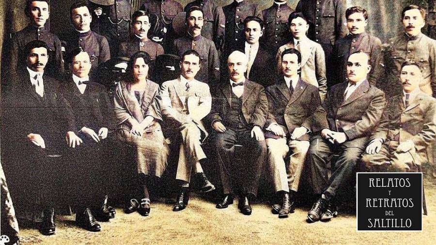 En la imagen aparecen, en la primera fila (sentados), los oficiales; al centro, el señor Castilla; en séptimo lugar, Daniel Mata Guerrero, y en octavo, Jacobo Martínez. En la segunda fila se identifican Miguel Casas, Margarito, Jesús Delgado, Epigmenio Rodríguez, Luciano Sánchez, Tomás Mejía y Blas Sifuentes. En la tercera fila figuran Leopoldo Arredondo, Desiderio Flores, Vidal Martínez Mata.
