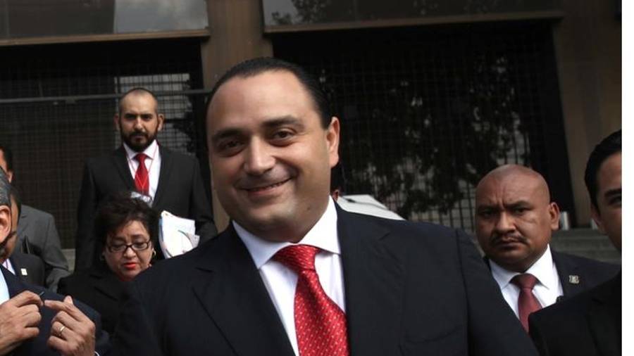 A pesar de esta absolución, el ex Gobernador aún está privado de la libertad, aunque sujeto a prisión domiciliaria en un inmueble de un municipio del Edomex conurbado a la CDMX, ya que enfrenta otro proceso por lavado de dinero.