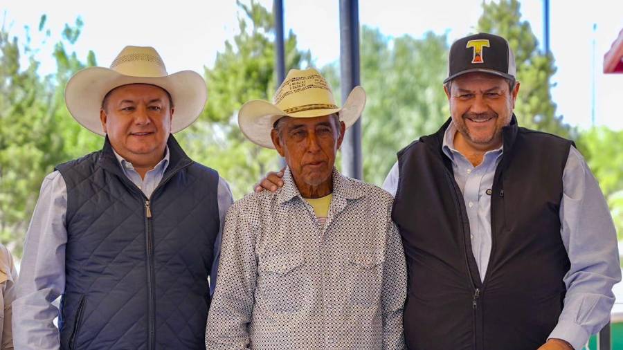El Alcalde Tomás Gutiérrez Merino y el secretario Jesús María Montemayor Garza, entregaron los apoyos.