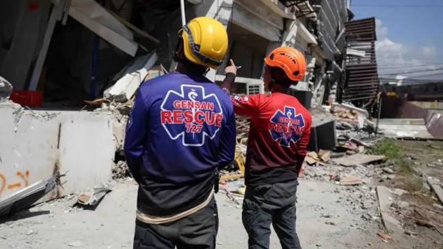 Los equipos de rescate inspeccionan un edificio dañado tras un terremoto en General Santos, Filipinas, el martes 9 de junio de 2026.