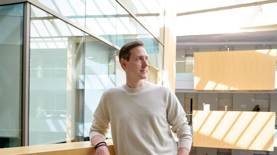 El investigador de inteligencia artificial Sébastien Bubeck, en Seattle. OpenAI anunció que su tecnología de IA resolvió uno de los “Problemas del Milenio”, una colección cuestiones matemáticas sin resolver.