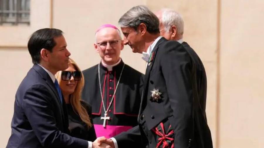 El secretario de Estado estadounidense, Marco Rubio, es recibido por un funcionario del Vaticano a su llegada al patio de San Dámaso para reunirse con el papa León XIV y el secretario de Estado del Vaticano, Pietro Parolin, el 7 de mayo de 2026