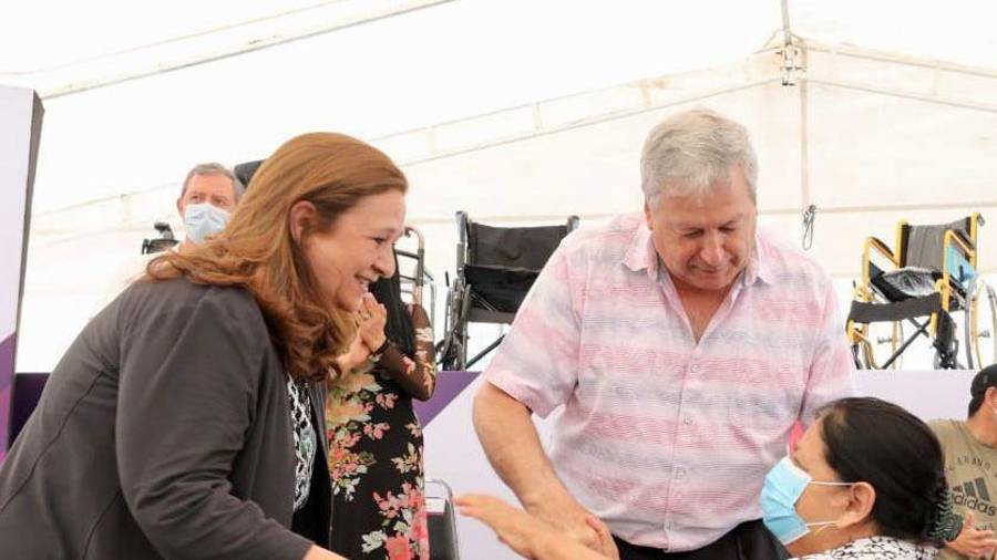 Rosa Velia Aguillón Vega, madre de Carlos Alfredo, beneficiario del programa, agradeció al alcalde y a su esposa por la entrega de estos aparatos que, dijo, les facilitarán mucho su vida diaria.