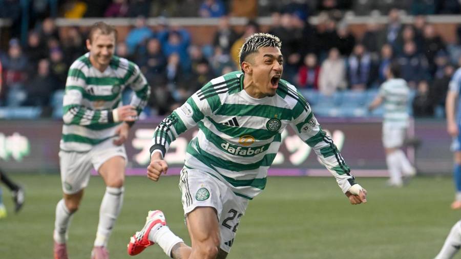 Julián Araujo celebra su primer gol con el Celtic tras anotar en tiempo añadido ante Kilmarnock.