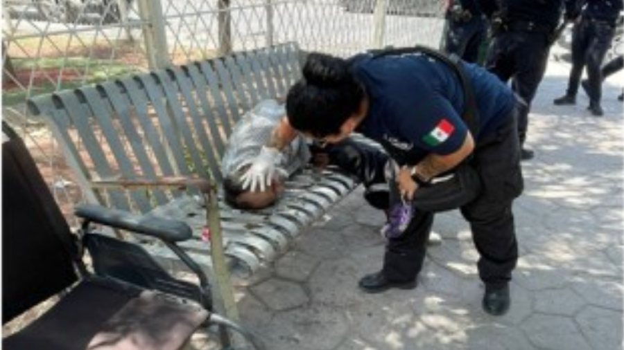 Un hombre de 62 años fue encontrado sin vida en una banca de la plaza de la colonia San Joaquín.