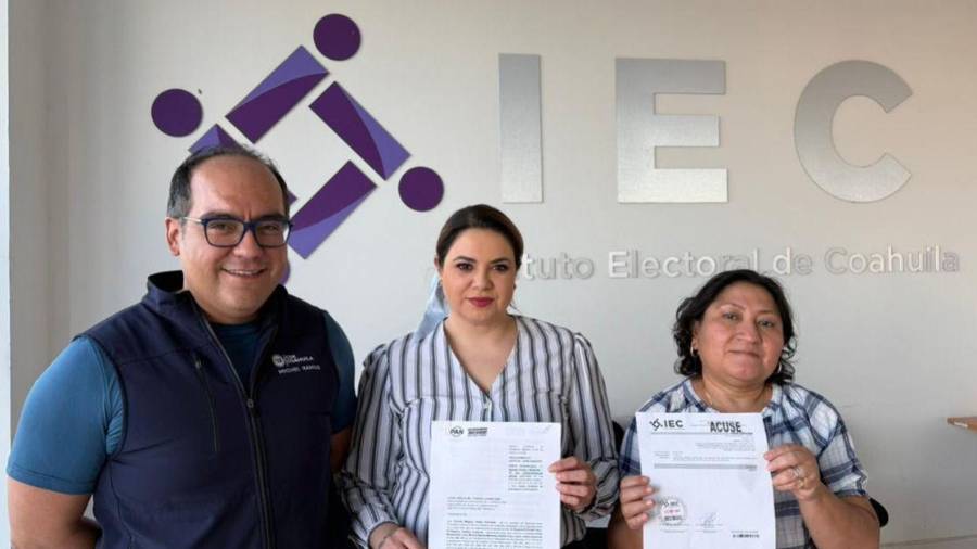 La dirigente estatal del PAN acudió al Instituto Electoral de Coahuila para presentar la queja formal por presuntos actos anticipados de campaña de precandidatos de Morena en diversos distritos.