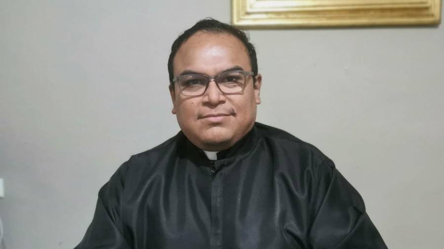 El sacerdote enfatizó que la construcción de la paz debe iniciarse en el seno familiar, mediante la formación de valores como el respeto, la responsabilidad y la ternura desde la infancia.