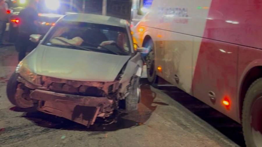 El vehículo Honda Accord terminó con severos daños tras impactarse contra la base de un semáforo sobre el periférico Luis Echeverría Álvarez, lo que derivó en una serie de maniobras que provocaron un segundo incidente vial en la zona.