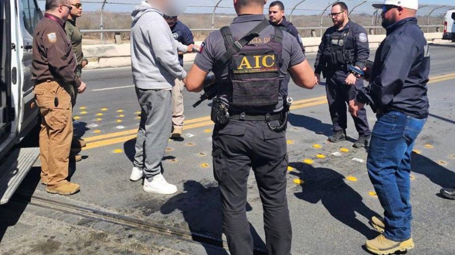 Tras la entrega, el hombre quedó bajo custodia de los U.S. Marshals para enfrentar su proceso legal.