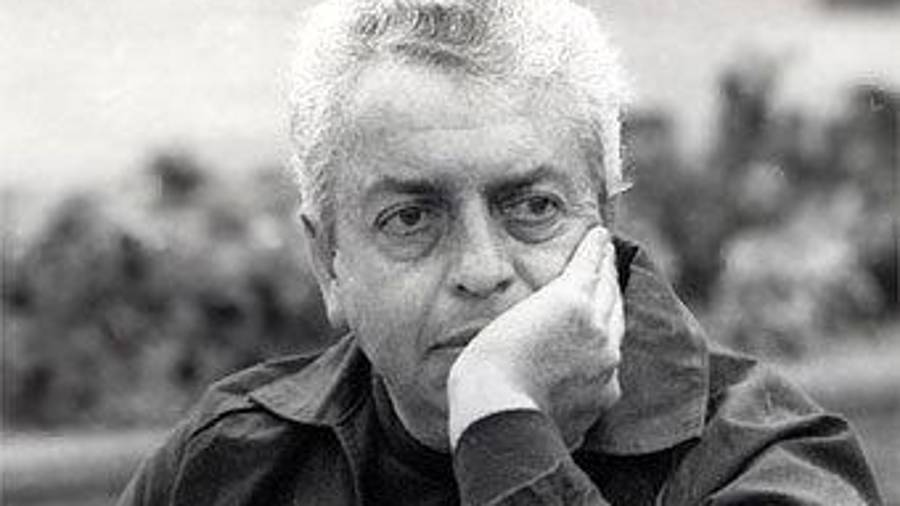 Así opera la ironía en sus novelas: el lector transita por sus páginas entretenido, absorto en la trama, y de pronto percibe algo inesperado, que sale de la norma.