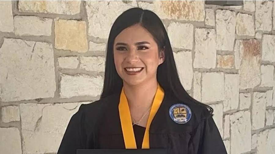 López Belloza, cuya familia emigró de Honduras a Estados Unidos en 2014 cuando ella tenía siete años, se encuentra actualmente con sus abuelos y estudia a distancia..