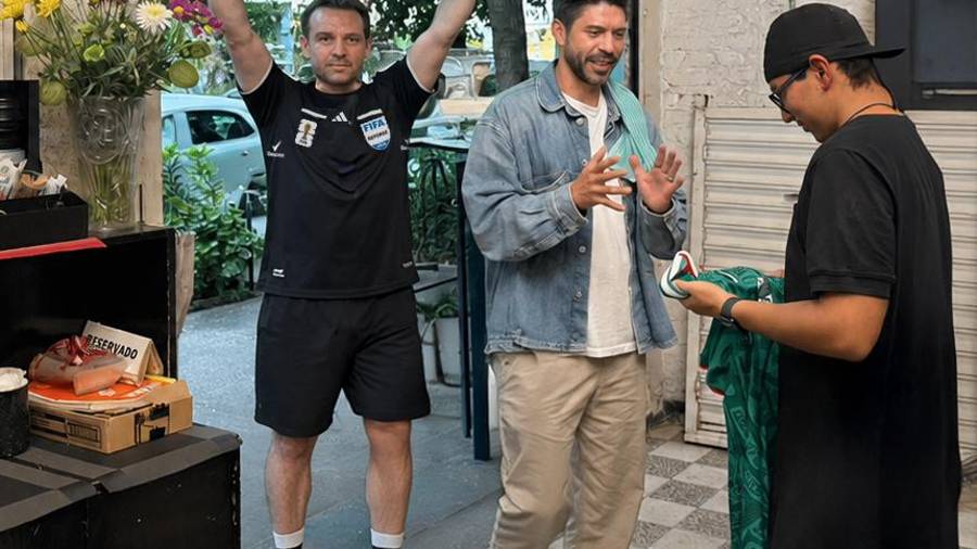 El exfutbolista Oribe Peralta sustituyó por un día a un chef para que pudiera asistir a un partido de la Selección Mexicana durante la Copa Mundial de la FIFA 2026.