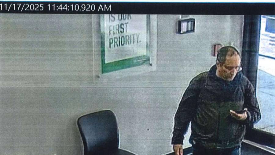 Esta imagen, proporcionada por el Departamento de Policía de Providence, muestra imágenes de vigilancia de Claudio Neves Valente, sospechoso del tiroteo masivo en la Universidad de Brown.