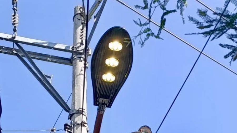 Cuadrillas municipales realizaron trabajos de mantenimiento y rehabilitación del alumbrado público en diversas colonias de Ramos Arizpe.