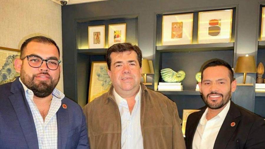 A la izquierda de Pedro Haces aparece “El Limones”, quien fue detenido por extorsionar ganaderos y a la derecha Armando Cobián, otro señalado por cobro de piso.