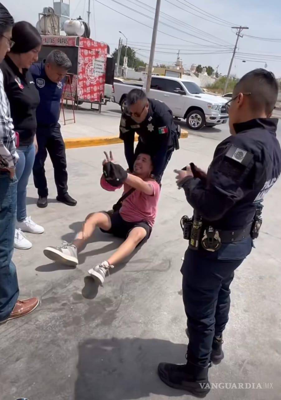 $!Édgar Aguilera permanece esposado en el suelo y luego fue subido a la patrulla 250 de la Policía Estatal.