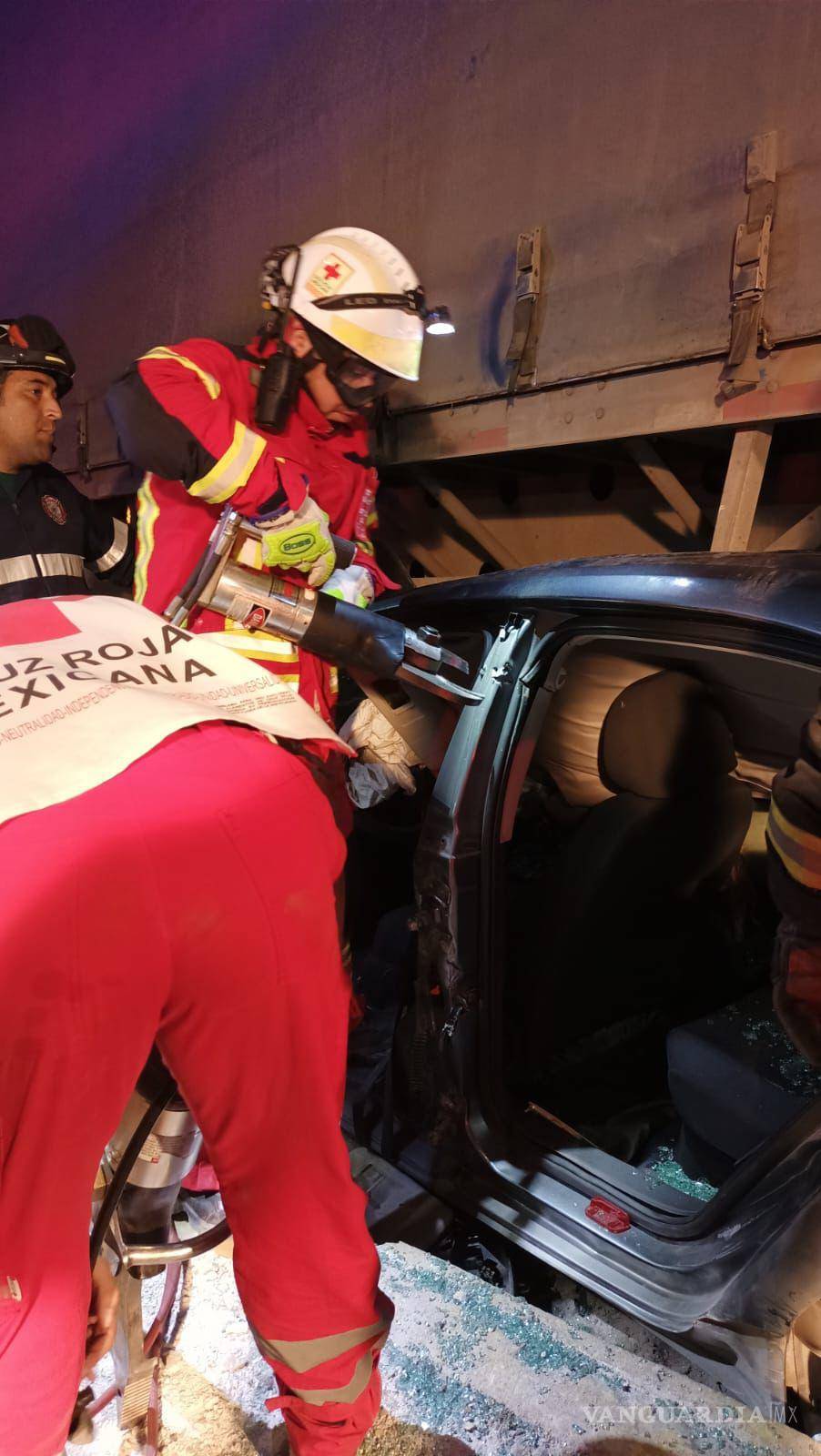 $!Bomberos trabajaron arduamente para sacar el cuerpo de la mujer fallecida.