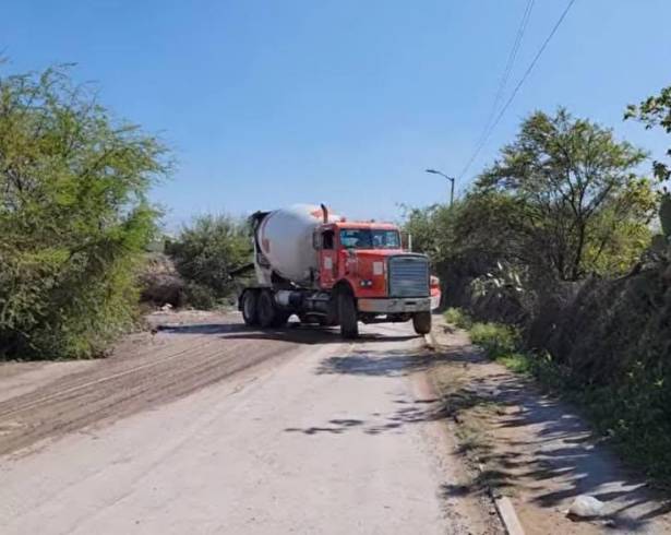 La calle del Nogal, en la colonia Jardín, carece de banquetas en varios tramos y presenta deterioro en la infraestructura peatonal.