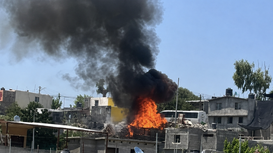 Una densa columna de humo negro fue visible desde distintos puntos mientras el fuego consumía la vivienda.