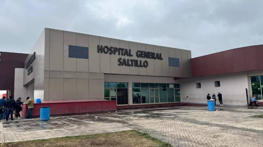 El deceso se registró alrededor de las 23:30 horas en el Hospital General de Saltillo, donde el paciente permanecía internado por un cuadro de neumonía y sin red de apoyo familiar.