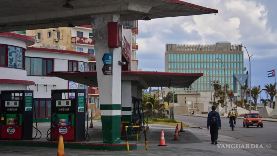 El flujo de petroleros hacia la isla casi ha cesado, dejando las estaciones de servicio vacías y a la nación al borde de una crisis humanitaria y energética sin precedentes.