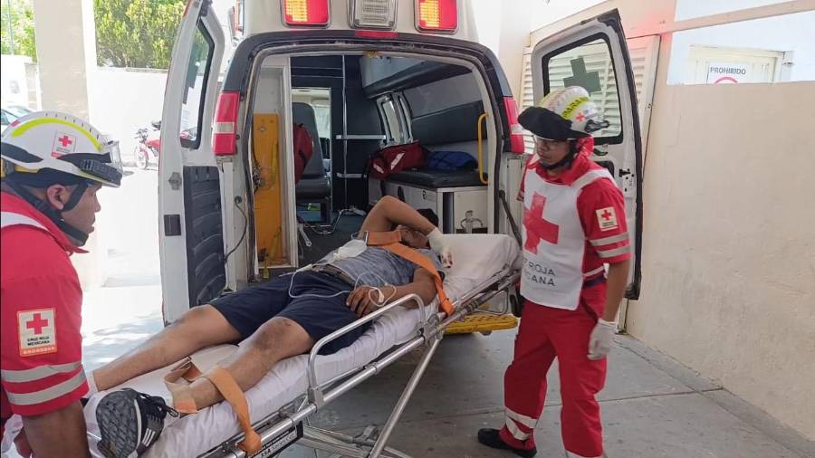 Paramédicos de la Cruz Roja acudieron a una vivienda de la zona centro para brindar atención de emergencia al lesionado, quien posteriormente fue trasladado a un centro médico para su valoración.