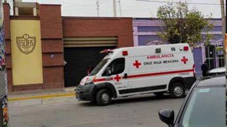 Paramédicos de la Cruz Roja confirmaron el fallecimiento de la maestra dentro del aula.