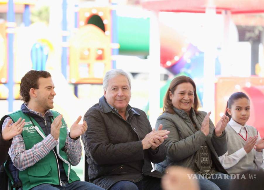 $!El alcalde Chema Fraustro y autoridades locales inauguraron el nuevo espacio recreativo en la Gran Plaza del Centro Metropolitano, con la presencia de estudiantes y vecinos.