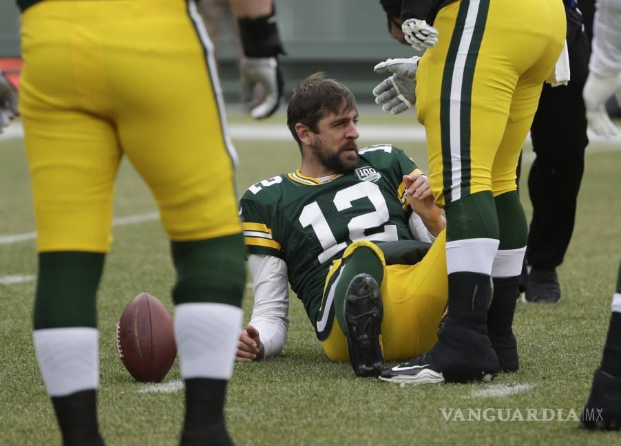 $!En una desastrosa despedida de los Packers en la NFL, Aaron Rodgers sale lesionado por conmoción