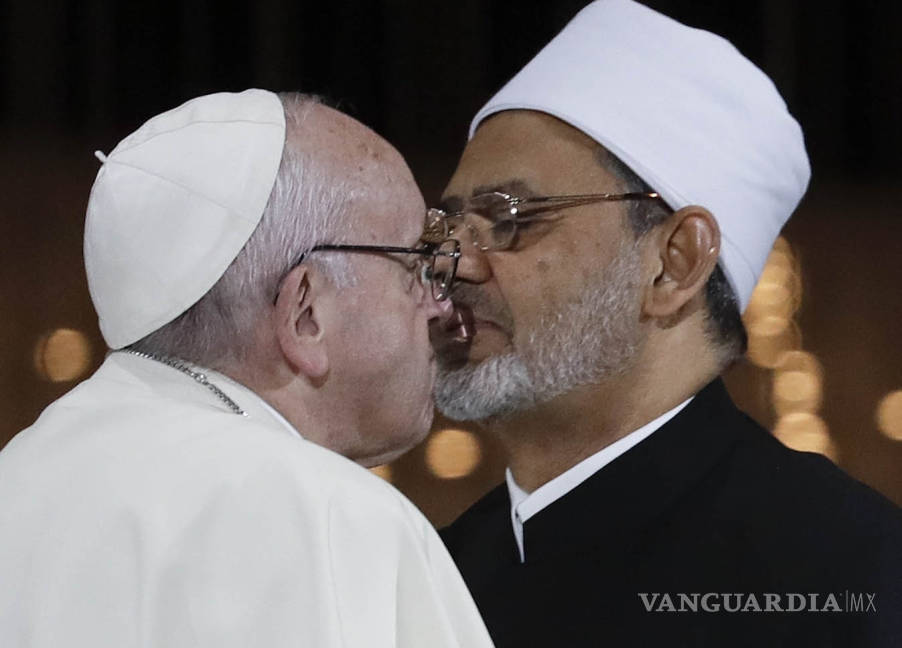 $!Beso entre el Papa Francisco y el Gran Imán de Al-Azhar, la imagen que recorre el mundo