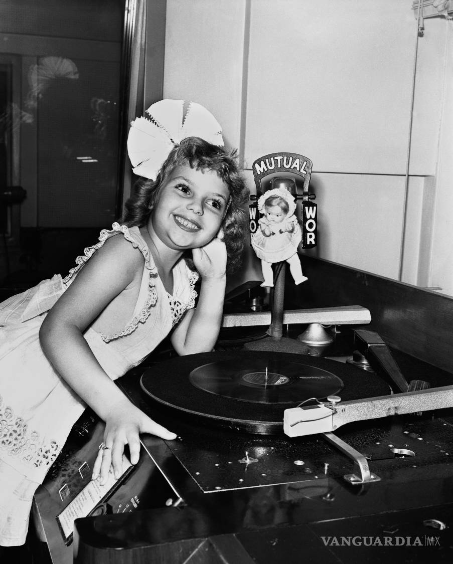 $!Robin Morgan, de 5 años, quien presenta un programa de 15 minutos de música grabada en una cadena todos los sábados por la mañana, posa para una fotografía en Nueva York el 8 de agosto de 1947.