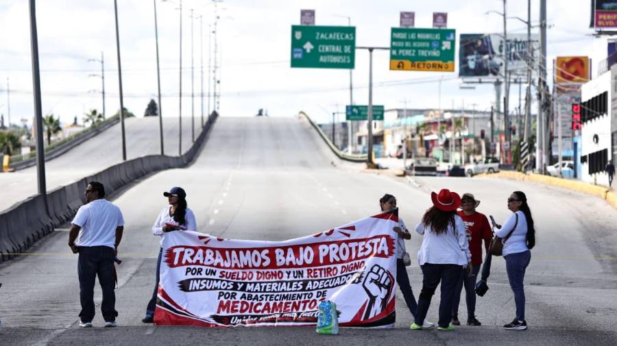 Trabajadores del IMSS mantuvieron cerrada la vialidad durante dos horas para exigir un salario digno y el abasto de insumos.