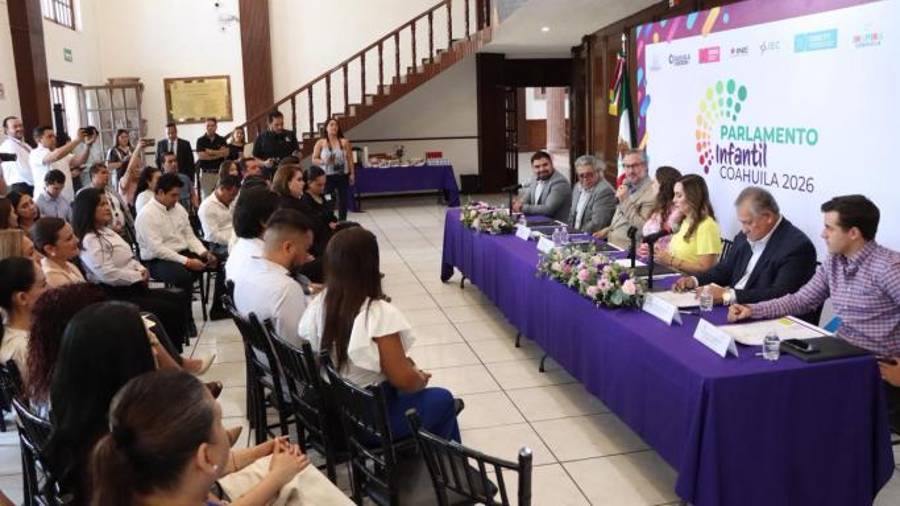 Emanuel Garza Fishburn, secretario de Educación de Coahuila, durante la firma del convenio para realizar el Parlamento Infantil 2026.