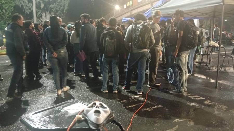 Los alumnos se organizaron para pernoctar en la vialidad mientras esperan la llegada de un representante para retomar el diálogo.