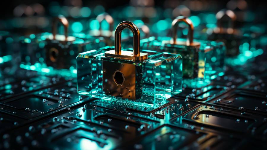 Vista trasera de un hacker que usa varias computadoras para robar datos de un escritorio