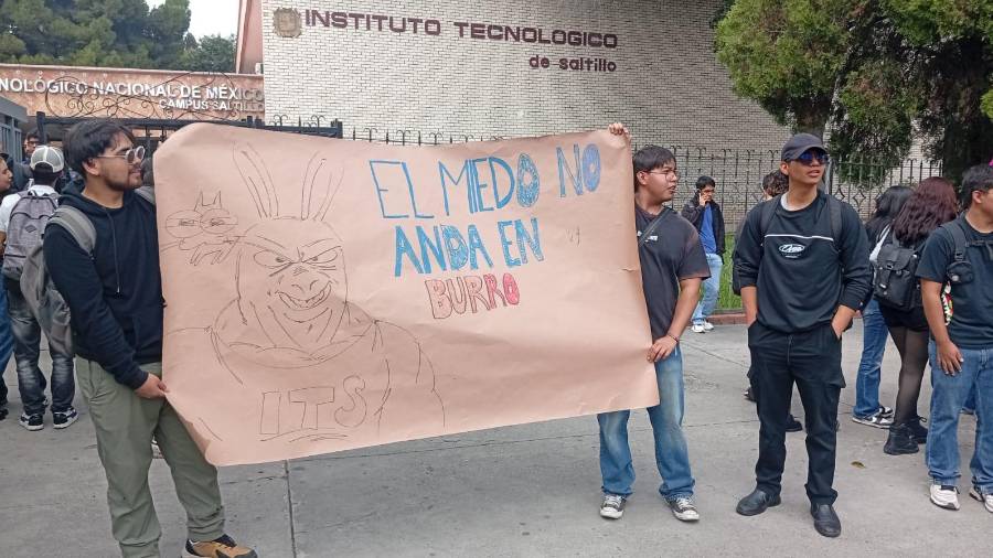 Los alumnos se concentraron a las afueras del plantel con consignas y mantas alusivas al movimiento estudiantil.