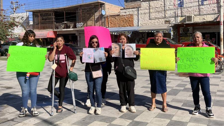 Familiares de la víctima acudieron al centro tras difundirse un video donde una mujer es arrastrada por la banqueta.