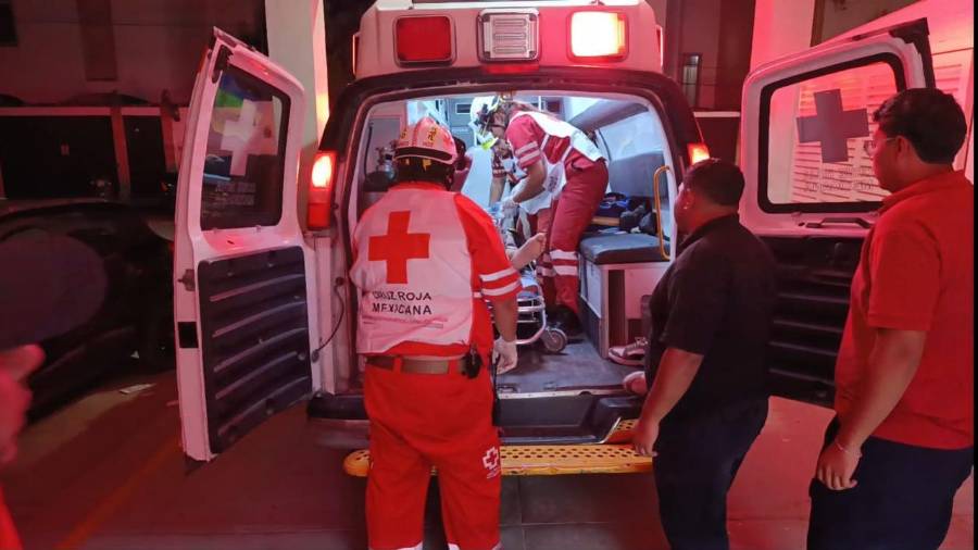 Una pareja originaria de Monterrey resultó lesionada luego de que el vehículo en el que viajaba volcara sobre la carretera Saltillo-Torreón, movilizando a cuerpos de emergencia y autoridades.