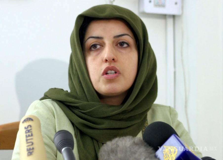 $!El activista iraní Narges Mohammadi habla durante la primera conferencia sobre violaciones de derechos humanos en el Centro de Derechos Humanos de Teherán.