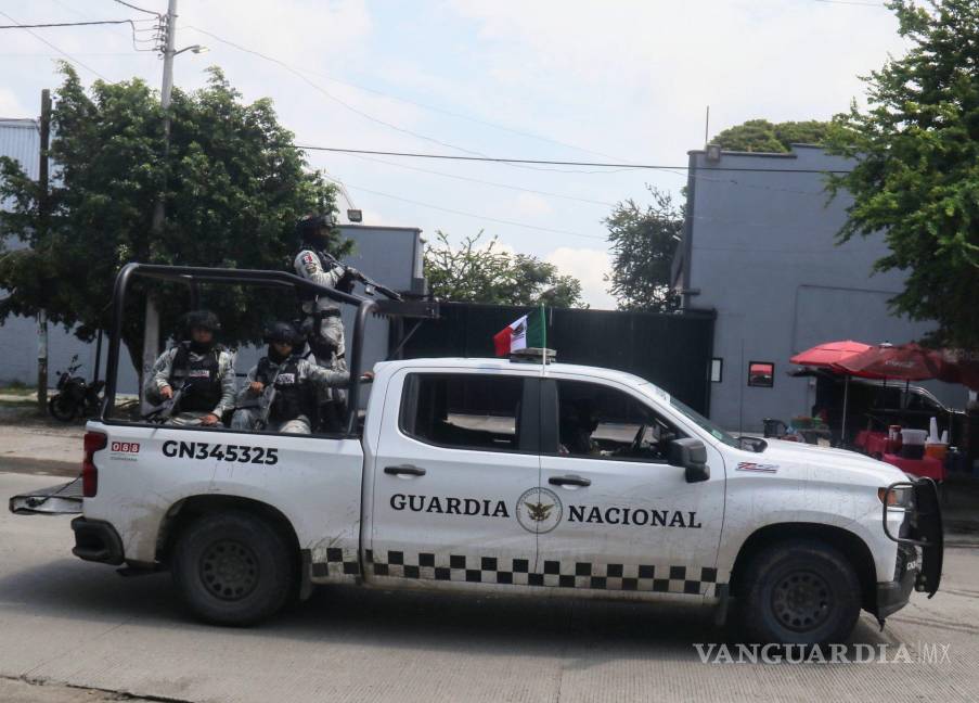 $!PUENTE DE IXTLA, MORELOS, 17SEPTIEMBRE2024.- La bodega de Coca Cola FEMSA en este municipio cerro la semana pasada luego que fueron secuestrados 4 choferes con las unidades de reparto, llevándolos al estado de Guerrero para luego robarles la mercancía. Ante este hecho la empresa dejo de distribuir sus productos desde esa bodega, haciéndolo ahora desde la bodega de la capital. En un recorrido por el sitio se notó presencia de elementos del Ejército y de Guardia Nacional. FOTO: MARGARITO PÉREZ RETANA/CUARTOSCURO.COM