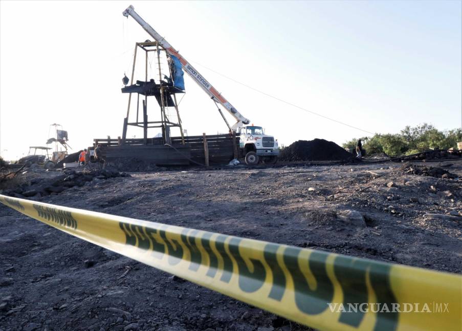 $!Las autoridades rescataron a tres personas que quedaron atrapadas en el derrumbe de una mina de carbón en Sabinas, Coahuila.