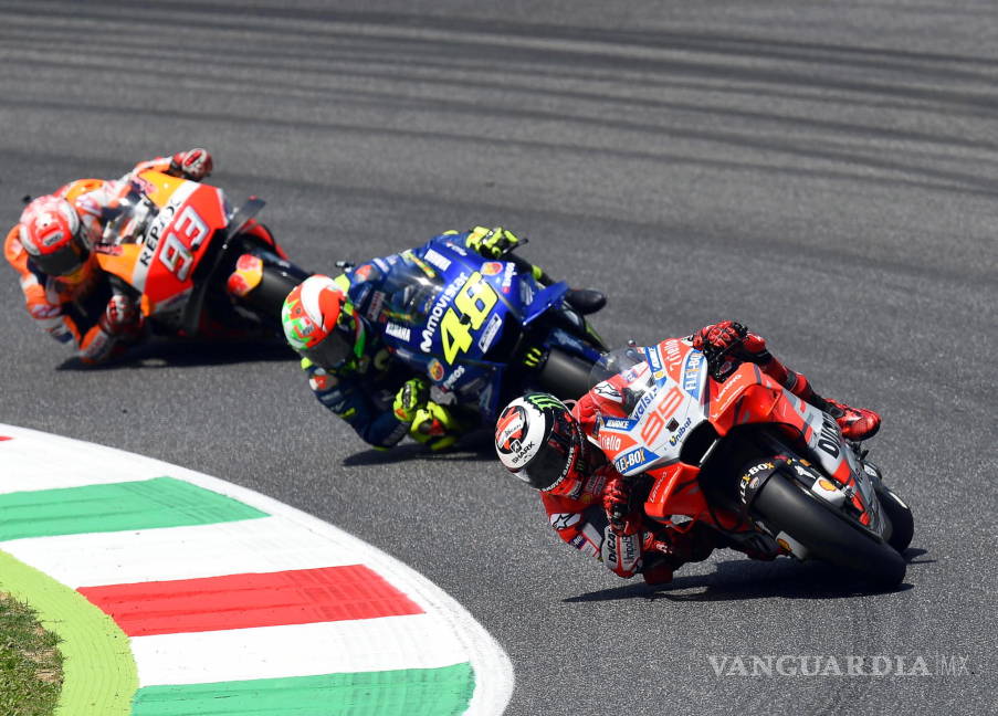 $!El español Jorge Lorenzo sorprende y vence a Valentino Rossi y Marc Márquez para llevarse el GP de Italia