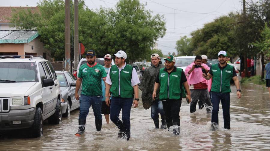 Memo Ruiz recorrió colonias afectadas por las intensas lluvias para atender las necesidades de las familias damnificadas.