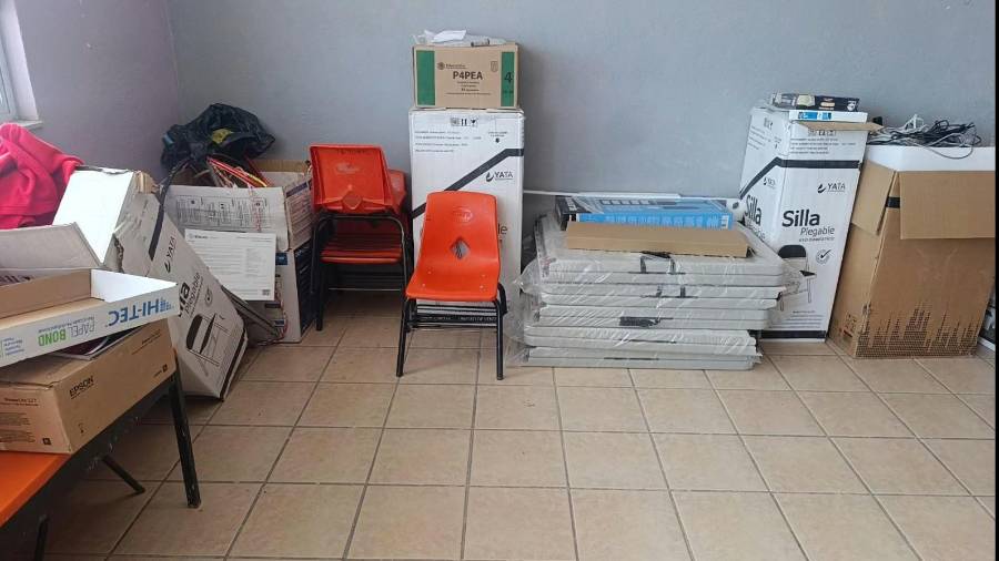 Los paquetes de útiles escolares serían entregados a estudiantes de la primaria Vicente Guerrero.