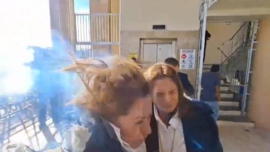 Captura de video del momento en que fue lanzado un artefacto explosivo contra una diputada del opositor Partido Nacional de Honduras este jueves, en Tegucigalpa.