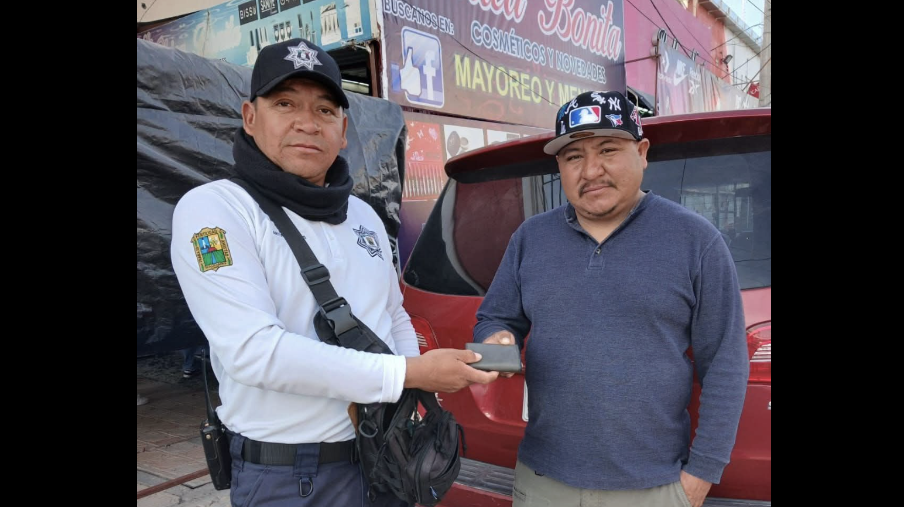El elemento Arturo Rosales, de Tránsito y Vialidad de Francisco I. Madero, devolvió íntegra una cartera que encontró en la vía pública, acción que fue reconocida por ciudadanos en redes sociales.