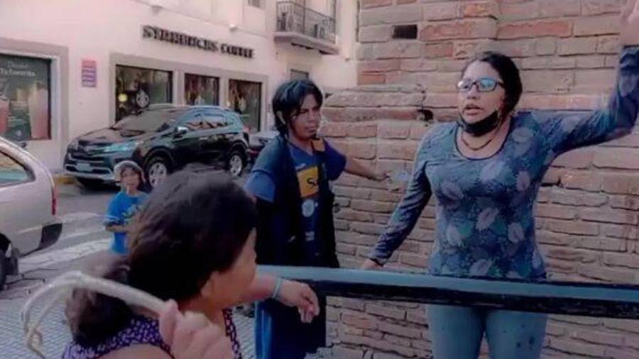 Las mujeres indígenas realizaban una vigilia en la plaza, quienes con un látigo en mano ayudaron a retirar a las feministas que estaban interrumpiendo la Misa Dominical