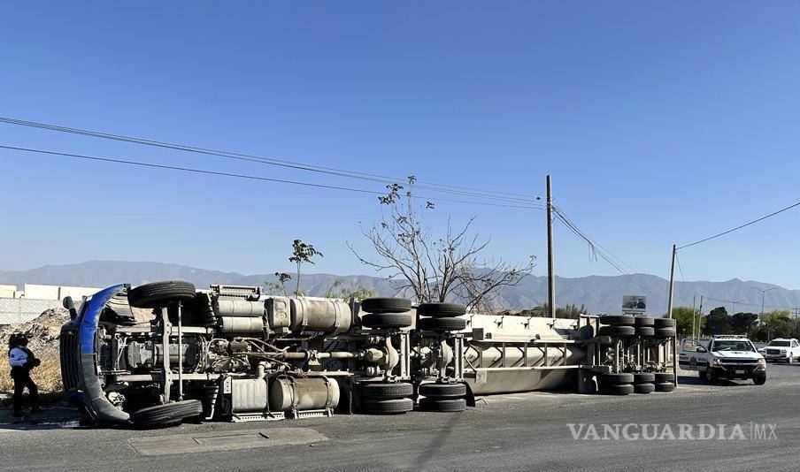 Tráiler vuelca por exceso de carga y derrama 20 toneladas de alimento para gallo en Saltillo