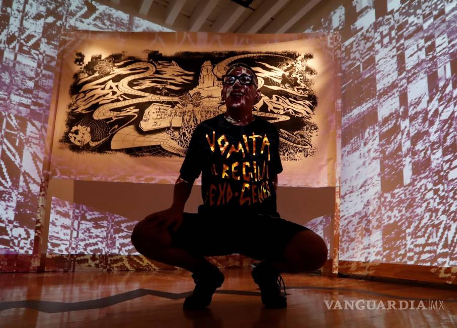 $!La artista Queso Rayones posa hoy junto a su obra “Modificando los Estados de Percepción sin Interferencias”, en el Centro Cultural España en Ciudad de México. EFE/Mario Guzmán