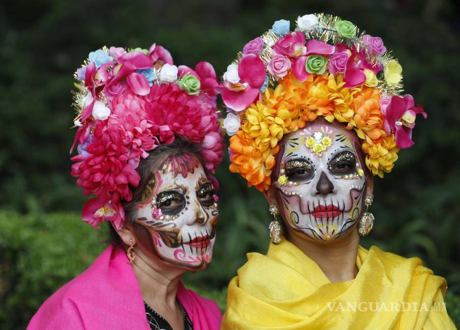 $!Mujeres participan en un desfile de catrinas en Ciudad de México (México).